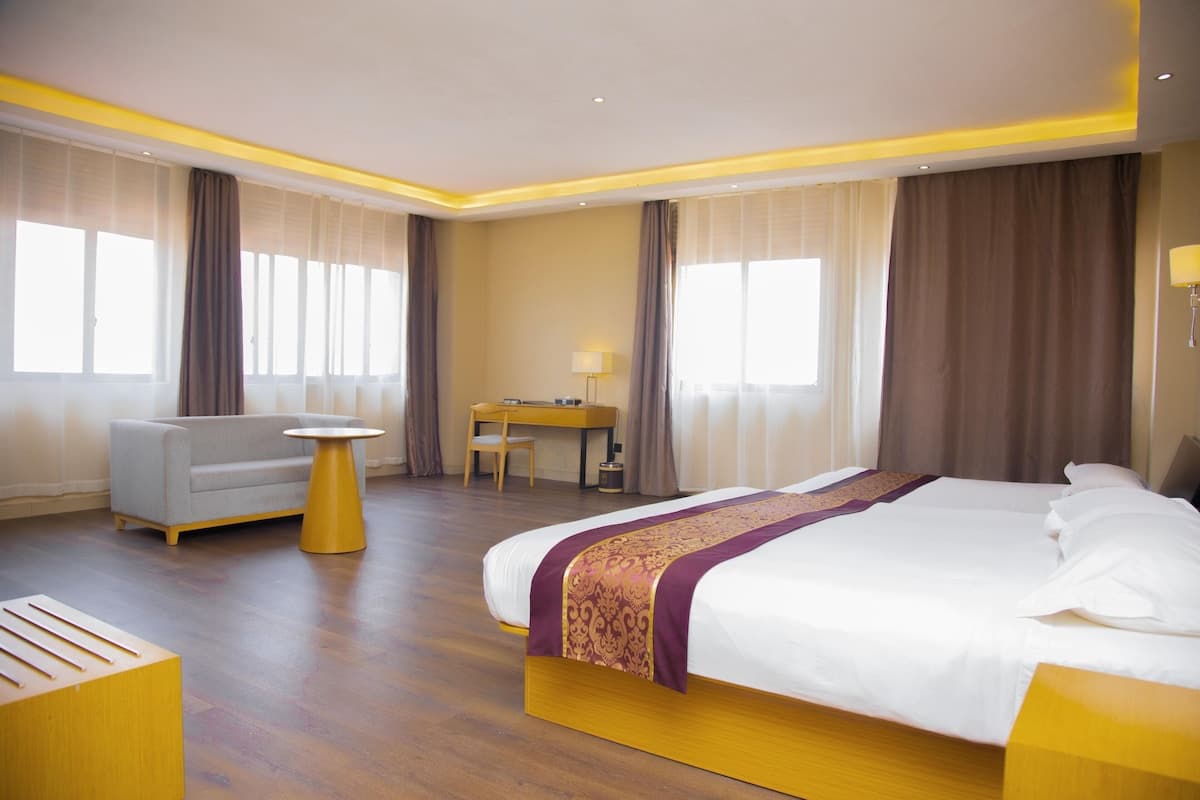 Deluxe King bedroom with city view